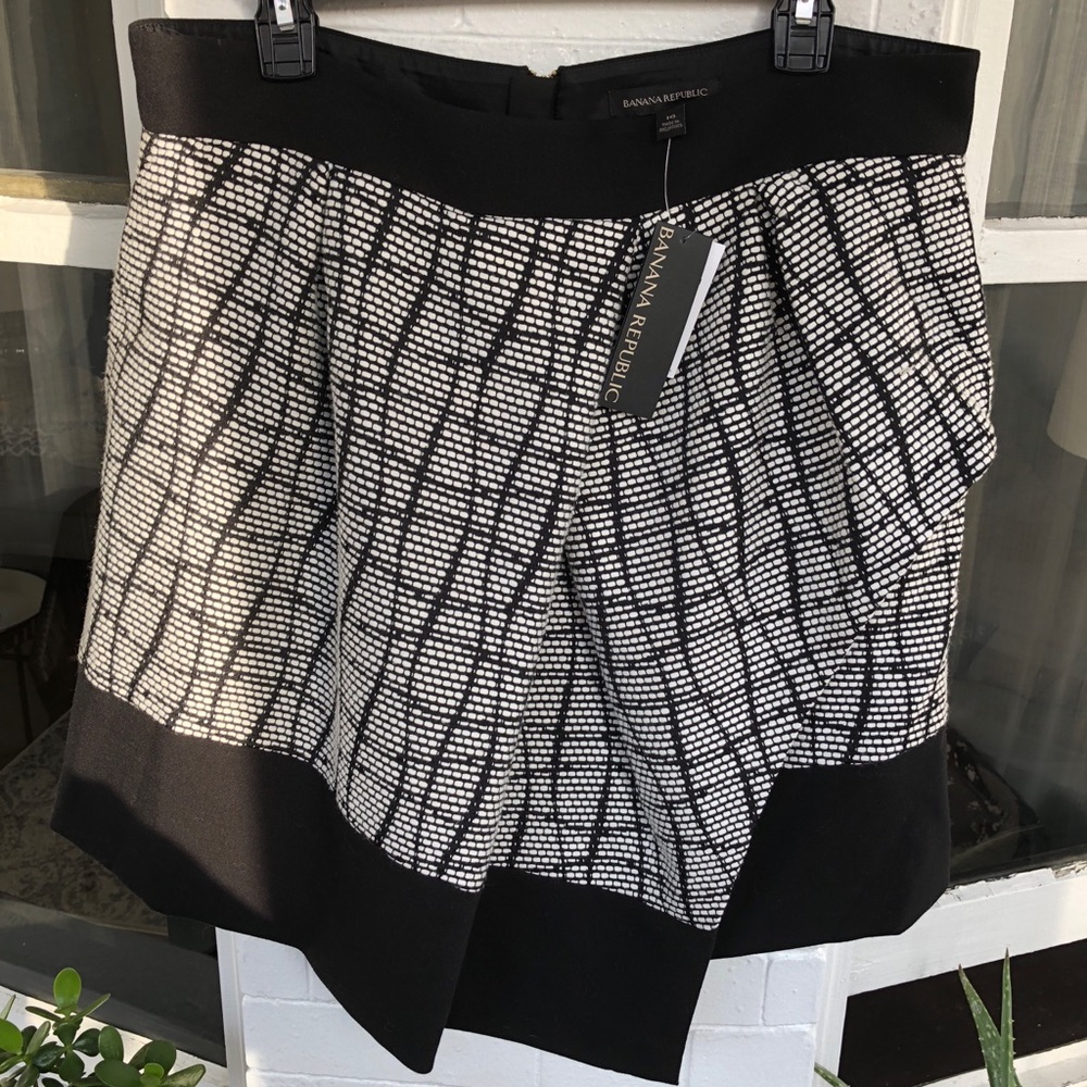 Banana Republic skirt with pockets.